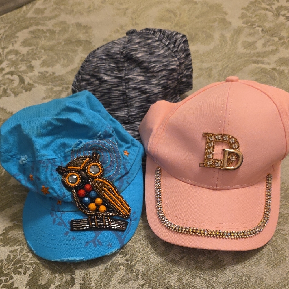 Ladies' Lot of 3 Caps - Picture 1 of 10
